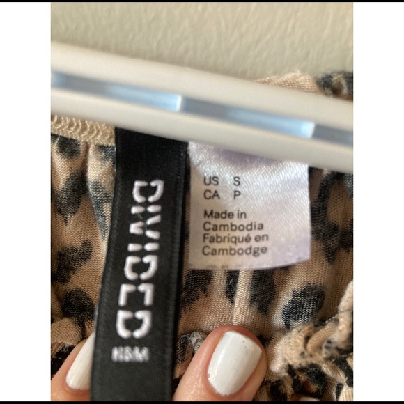 OFF THE SHOULDER LEOPARD PRINT CROP TOP - Picture 4 of 5